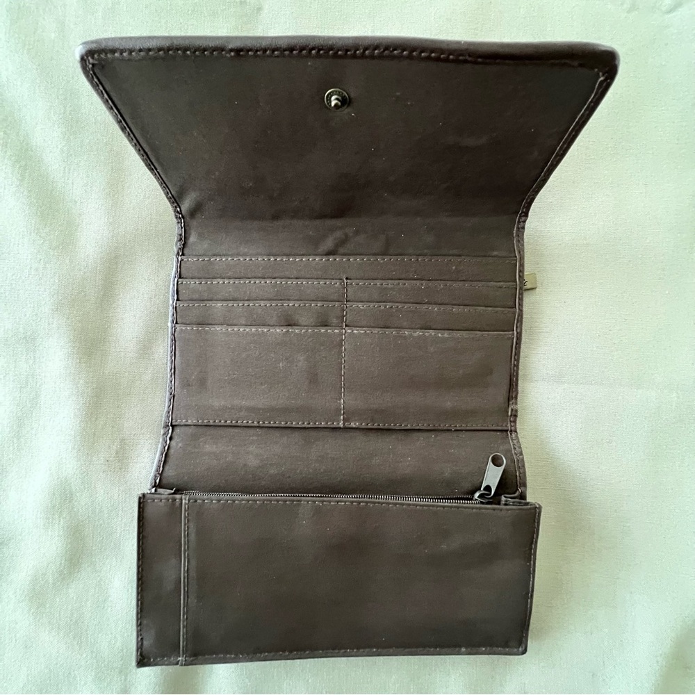Relic Brown Paisley Tooled Embossed Tri-Fold Clutch Wallet - Picture 8 of 9